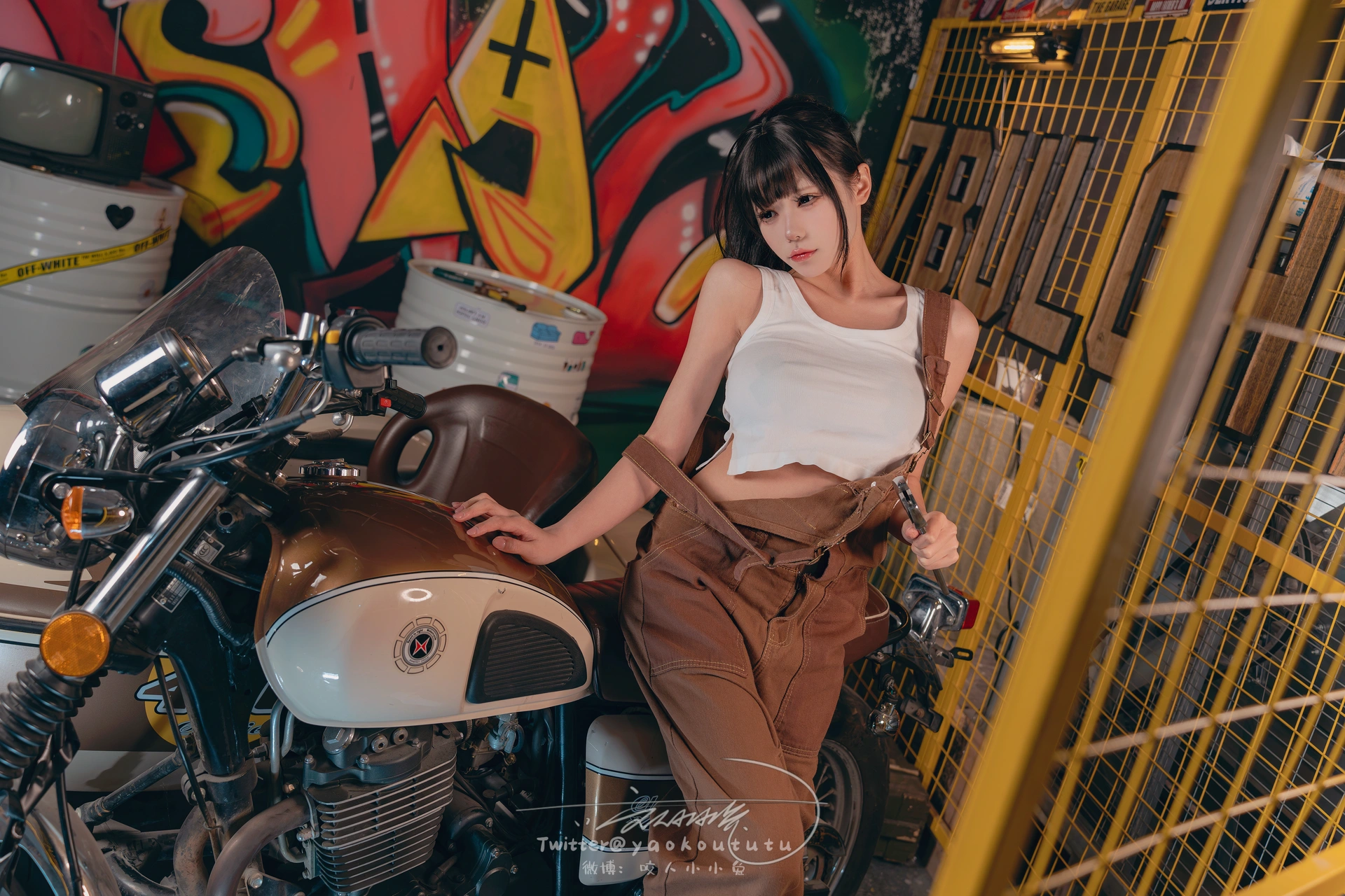 咬一口兔娘(黏黏团子兔) – NO.125 24.1月 机车修理工 Shake it 1